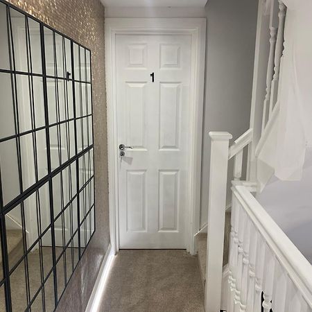 Air Conditioned Modern Double Bed Room With Private Attached Bathroom - Free Parking - Near London Heathrow Airport & Southall Broadway מראה חיצוני תמונה