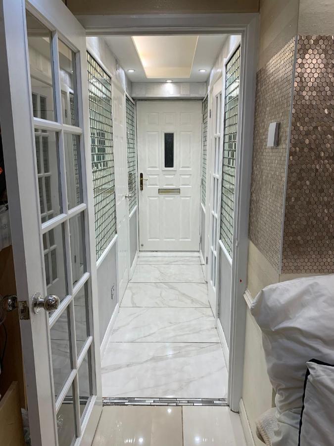 Air Conditioned Modern Double Bed Room With Private Attached Bathroom - Free Parking - Near London Heathrow Airport & Southall Broadway מראה חיצוני תמונה