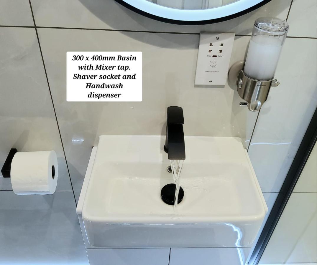 Air Conditioned Modern Double Bed Room With Private Attached Bathroom - Free Parking - Near London Heathrow Airport & Southall Broadway מראה חיצוני תמונה