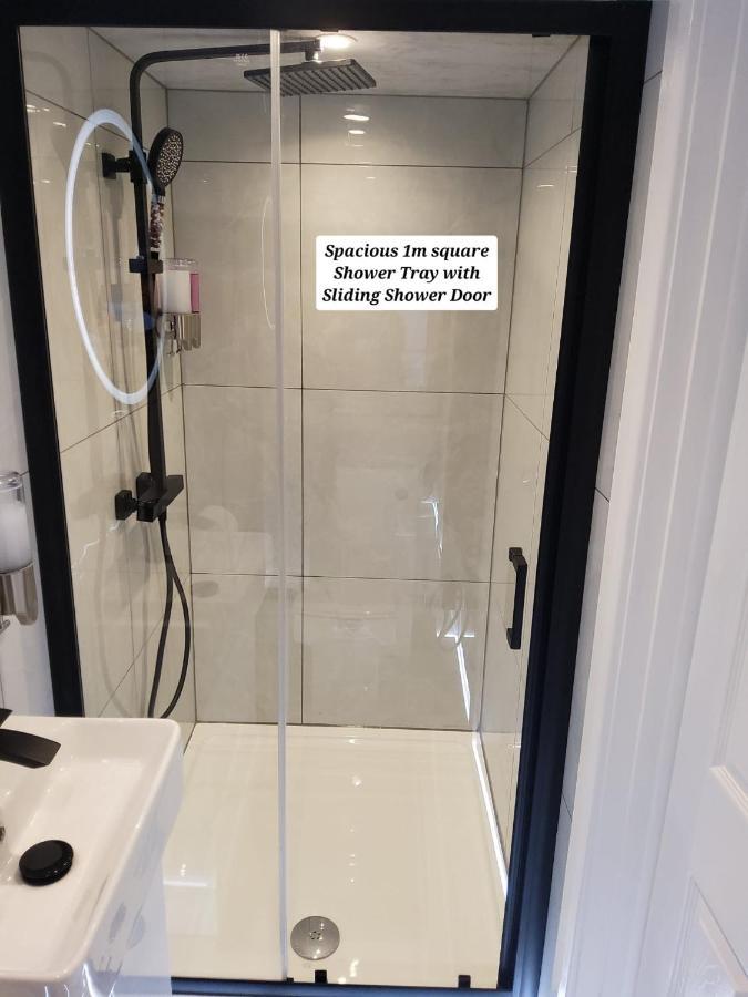 Air Conditioned Modern Double Bed Room With Private Attached Bathroom - Free Parking - Near London Heathrow Airport & Southall Broadway מראה חיצוני תמונה