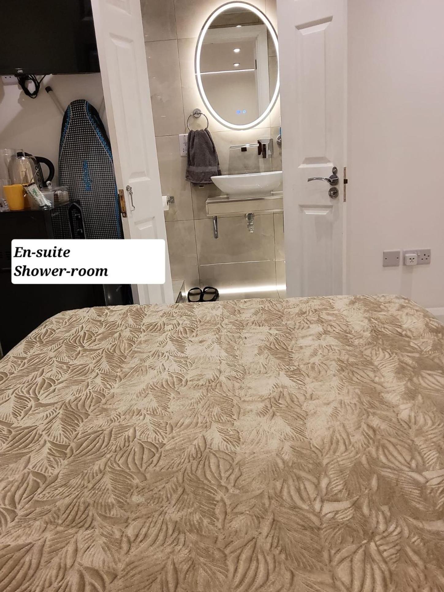 Air Conditioned Modern Double Bed Room With Private Attached Bathroom - Free Parking - Near London Heathrow Airport & Southall Broadway מראה חיצוני תמונה